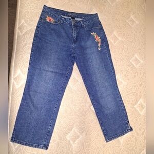 Kikit ladies jeans in a size 6 straight leg with embroidery on the pockets. EUC